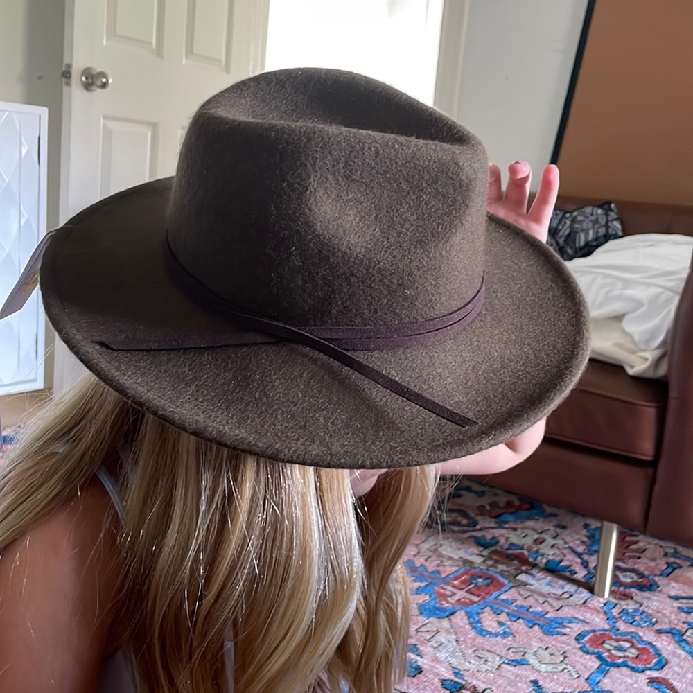 Brown girls one size kids hat.super cute with bow on the side!